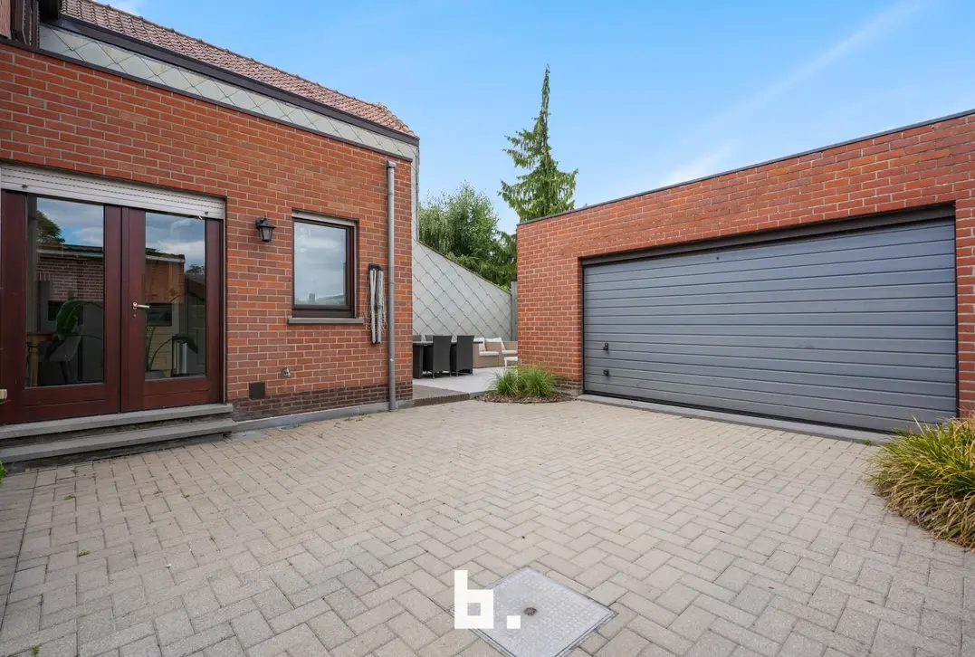 Ruime halfopen bebouwing met 4 slaapkamers, oprit en dubbele garage. - Wevelgem