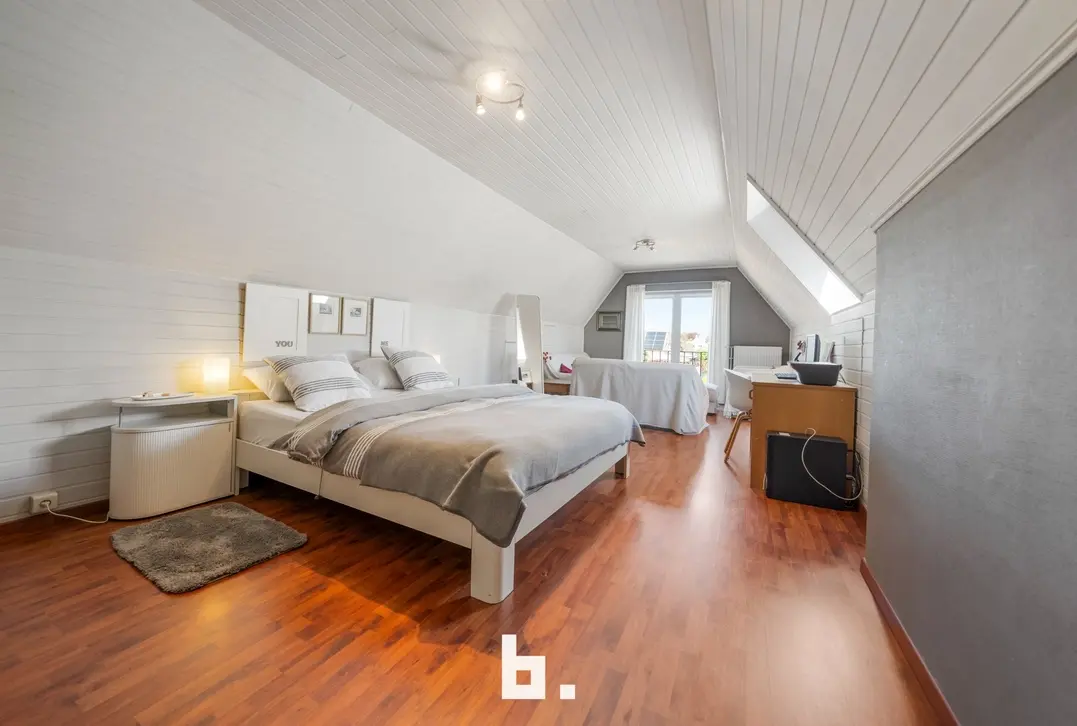 Discrete verkoop van uitzonderlijk grote villa - Varsenare