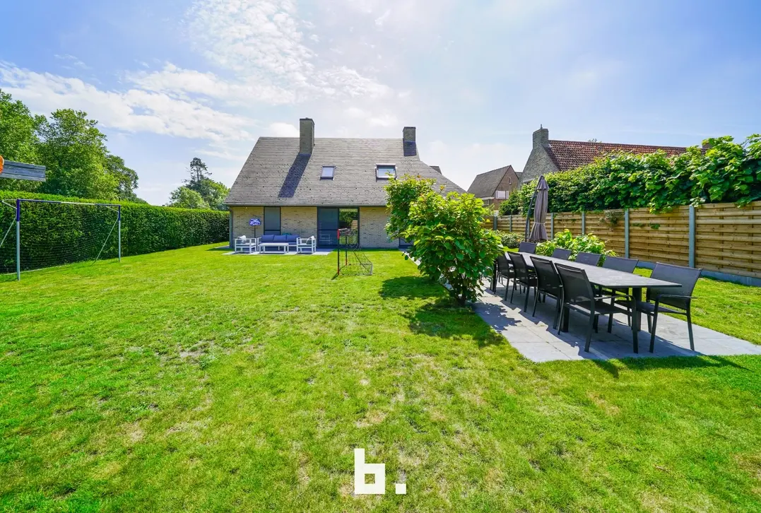 Deze sfeervolle villa op een perceel van maar liefst 649 m² is gelegen in een doodlopende zeer rustige straat. De villa beschikt op de begane vloer ov