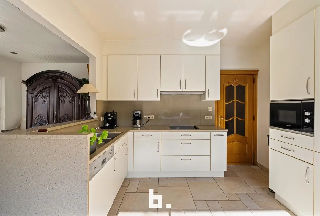 Mooie laagbouwvilla met zonnige tuin, dubbele garage en bijgebouw - Jabbeke