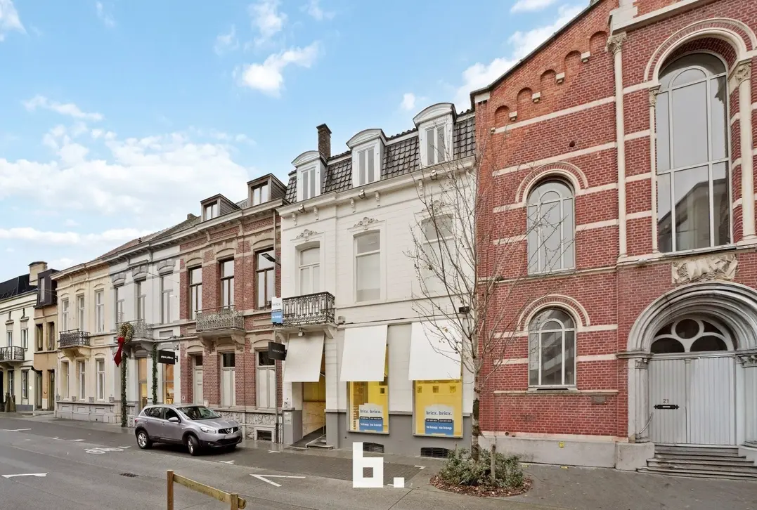 Ruim herenhuis / commercieel pand op toplocatie – veelzijdig en charmant! - Roeselare