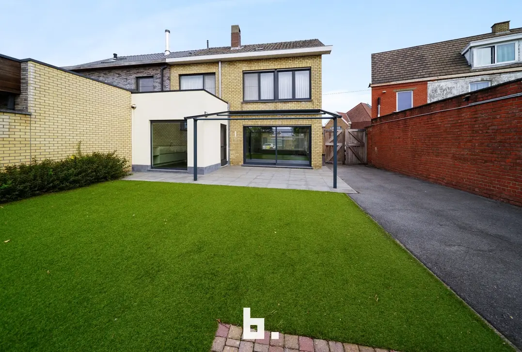 Halfopen woning met garage en tuin in Sint-Andries - Sint-Andries