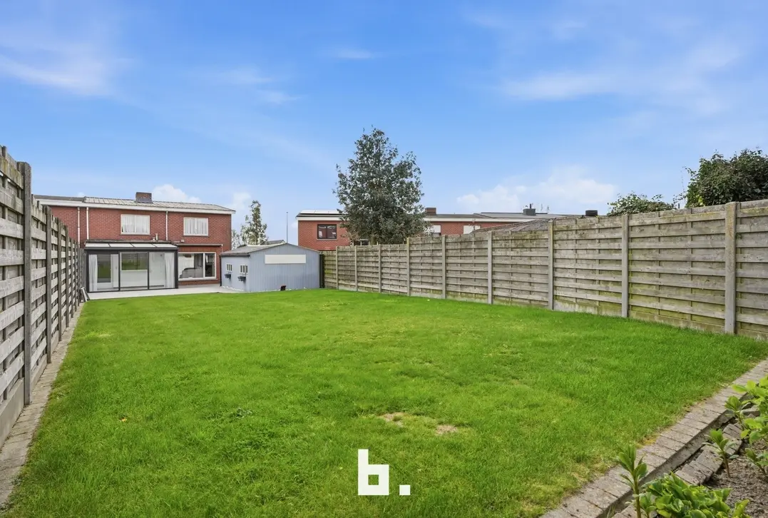 Charmante halfopen bebouwing met 4 slaapkamers, veranda en ruime tuin in Hooglede - Hooglede