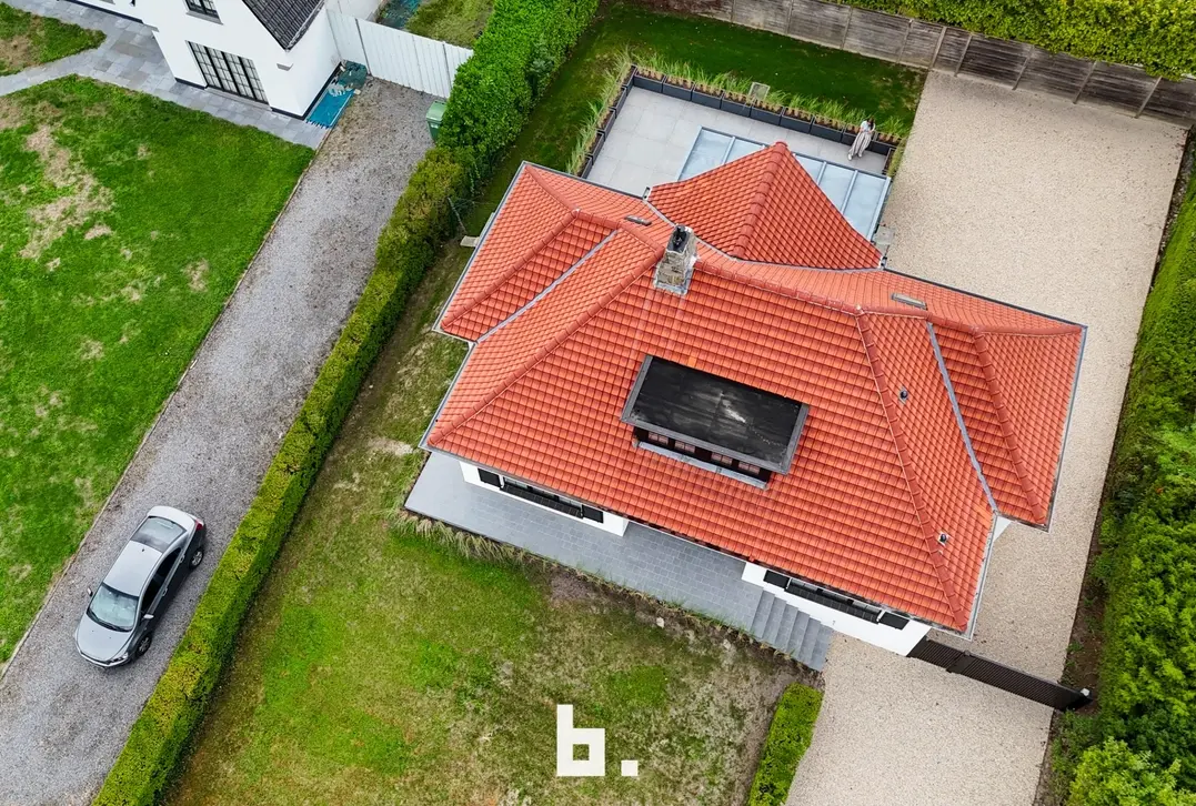 Een karaktervolle villa in uitgesproken cottagestijl, waar authentieke architectuur en hedendaags wooncomfort harmonieus samenkomen. De woning wordt omgeven doo - Oostkerke