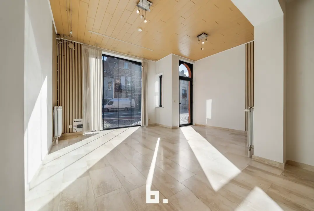 Opbrengsteigendom met 2 appartementen, handelsruimte en 2 garages in Sint-Andries - Sint-Andries