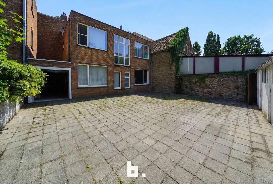 Opbrengsteigendom bestaande uit appartement en handels gelijkvloers. - Jabbeke