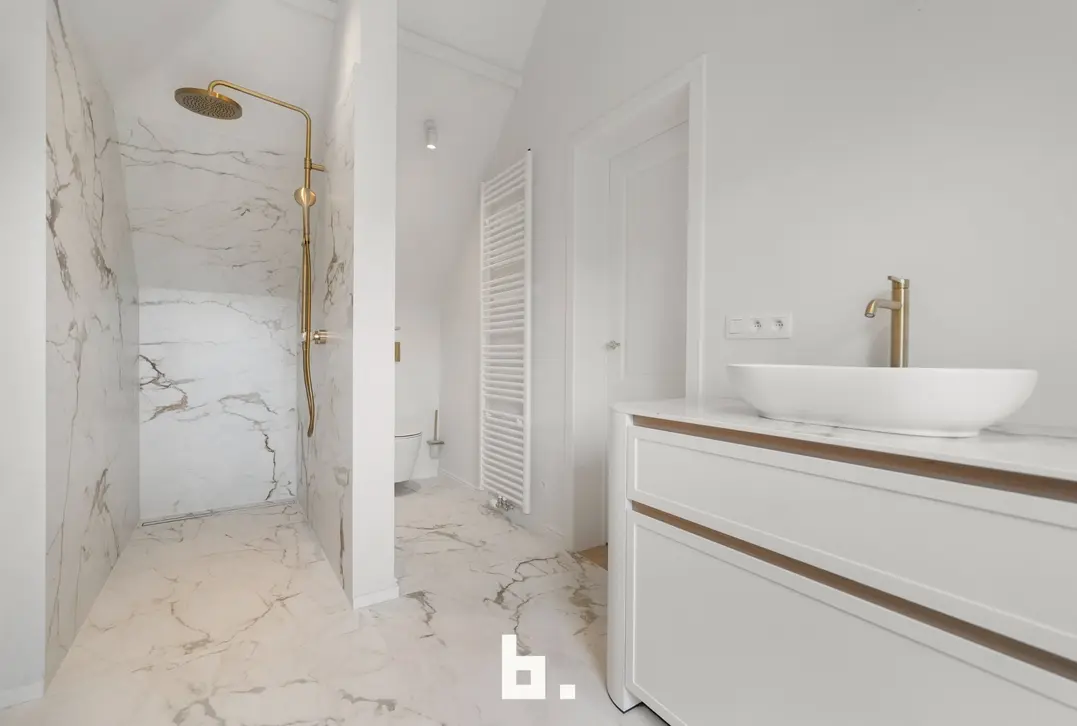Een karaktervolle villa in uitgesproken cottagestijl, waar authentieke architectuur en hedendaags wooncomfort harmonieus samenkomen.  - Oostkerke