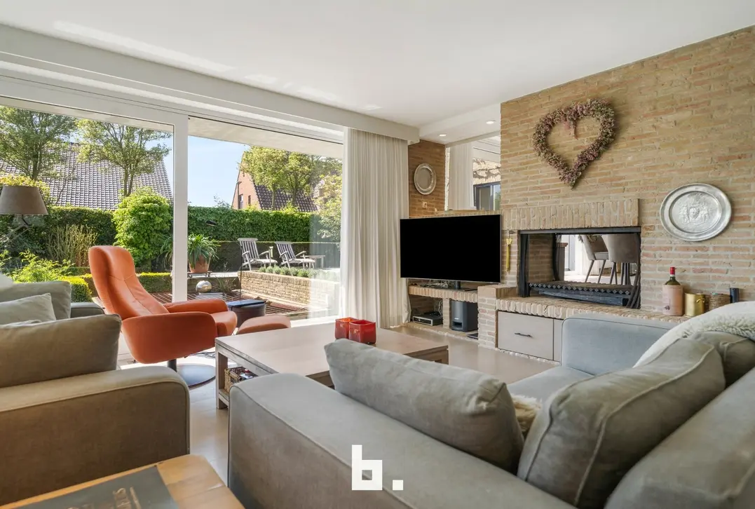 Discrete verkoop van uitzonderlijk grote villa - Varsenare