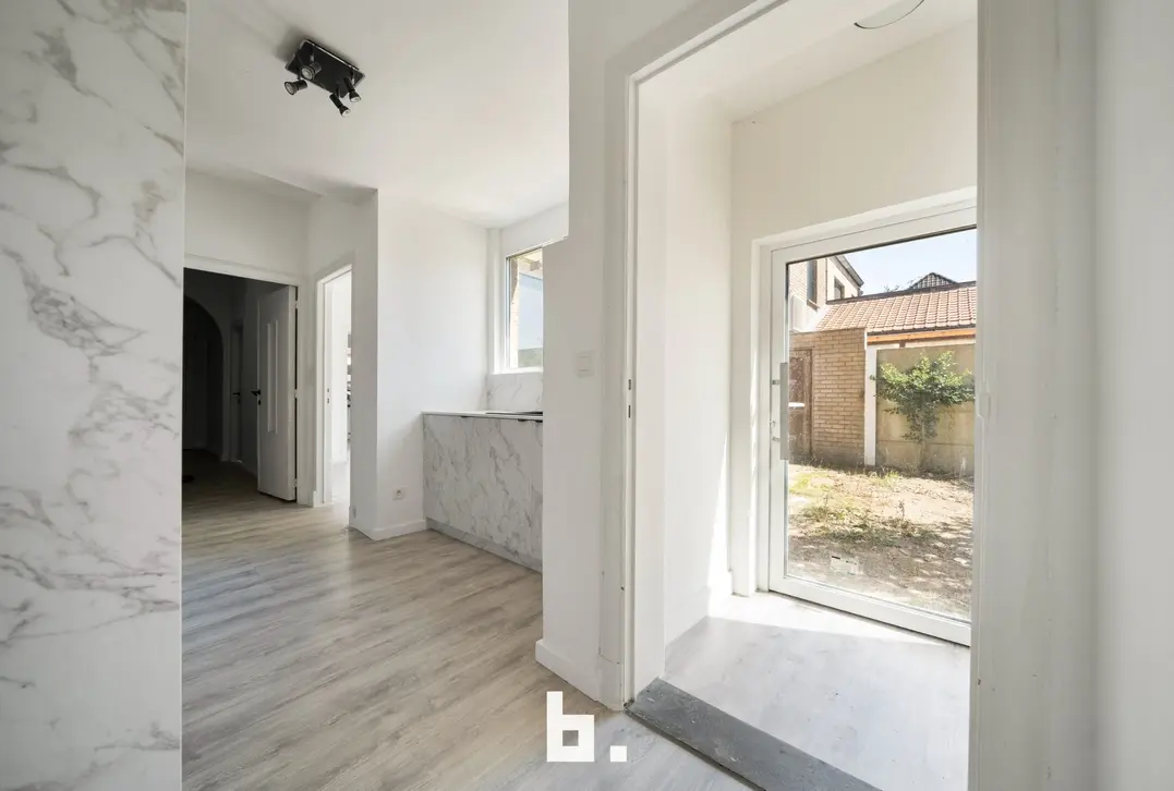 Volledig gerenoveerde woning met 4 slpks, 2 badkamers en mooie tuin op zeer centrale ligging te Gistel  - Gistel