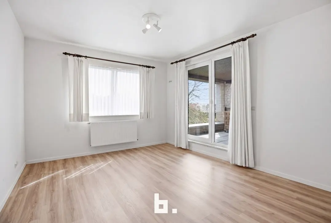 Unieke combinatie: Feestzaal met ruim appartement en grote parking te koop te Izegem! - Izegem