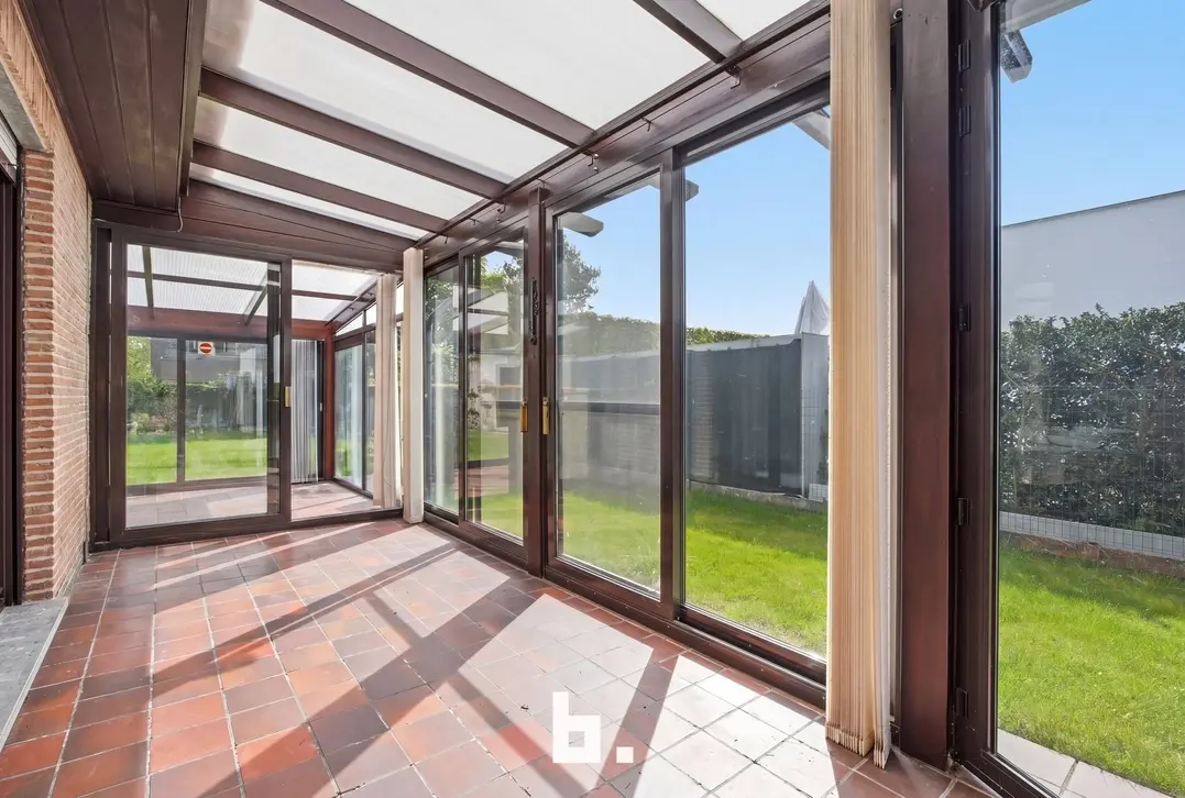 Ruime gelijkvloerse villa op 757 m² met dubbele garage en zonnige tuin - Roeselare