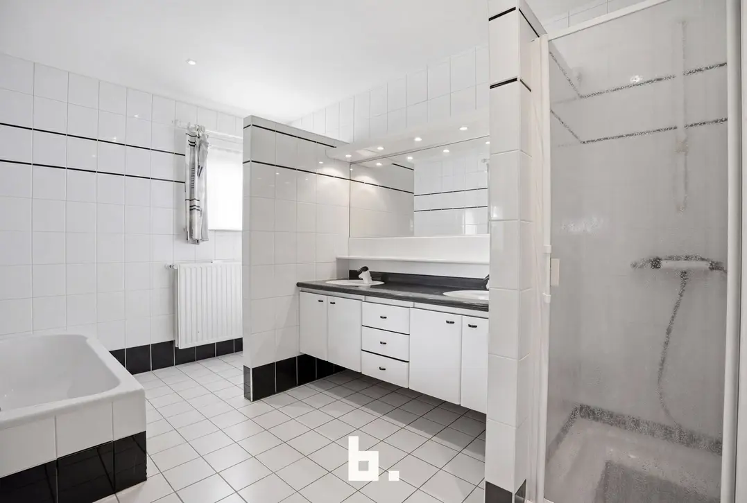 Unieke combinatie: Feestzaal met ruim appartement en grote parking te koop te Izegem! - Izegem