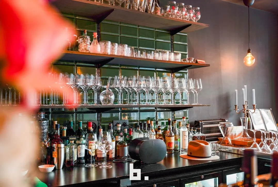Uitstekend commercieel gelegen handelsgelijkvloers met beleving - Brugge