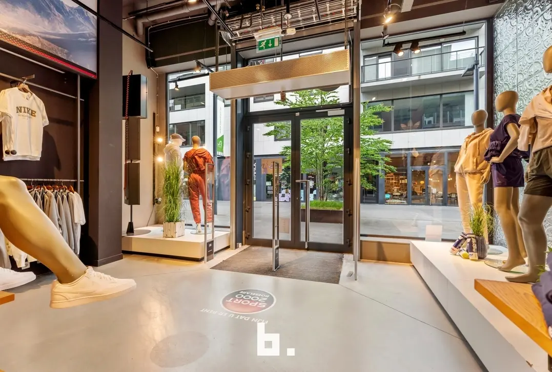 Winkelruimte van 592 m² met een ideale locatie in het hart van Roeselare! - Roeselare