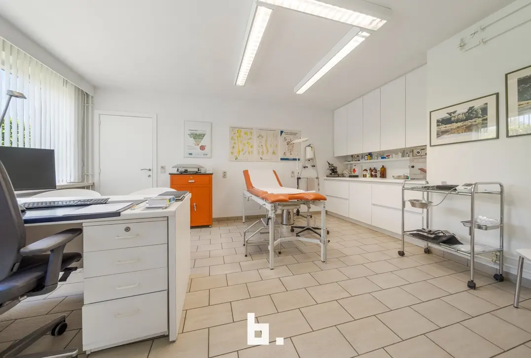 Discrete verkoop van uitzonderlijk grote villa - Varsenare