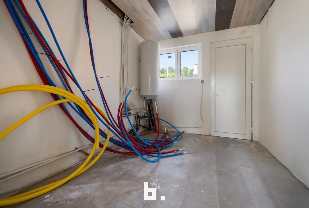 Volledig gerenoveerde woning met 4 slpks, 2 badkamers en mooie tuin op zeer centrale ligging te Gistel  - Gistel