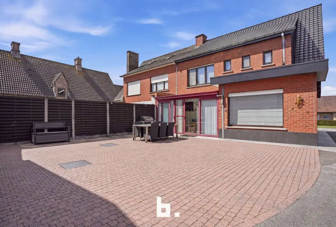 Ruime en veelzijdige woning met atelier op topligging in Izegem - Izegem