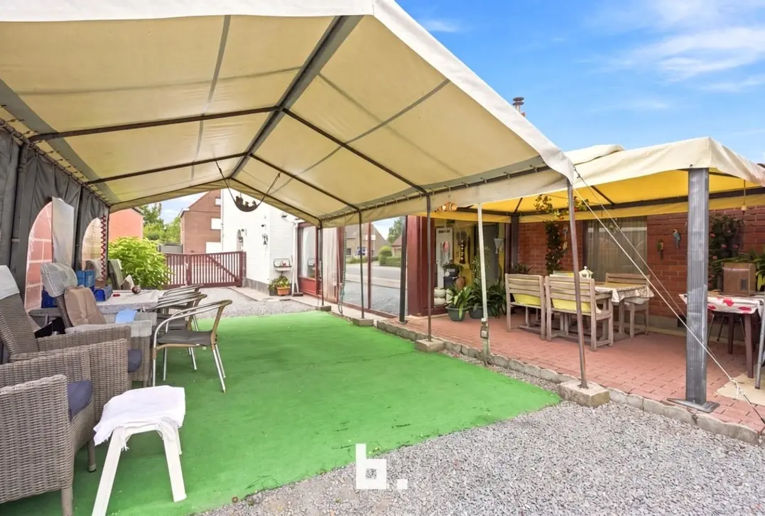 Te renoveren halfopen bebouwing met 3 garages op een perceel van 668 m² - Roeselare