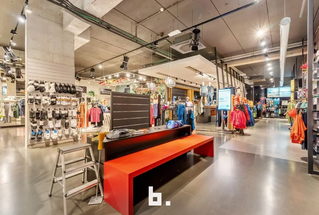 Winkelruimte van 592 m² met een ideale locatie in het hart van Roeselare! - Roeselare