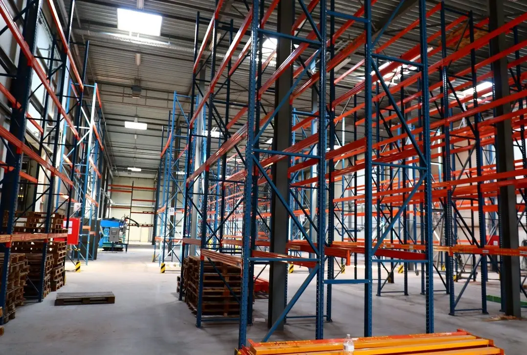 Te huur: veelzijdig bedrijfsgebouw met magazijn, kantoor en labo – instapklaar en strategisch gelegen - Malle