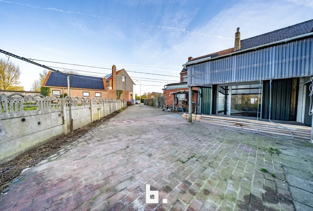 Ruime te renoveren woning boordevol potentieel - Oostkamp