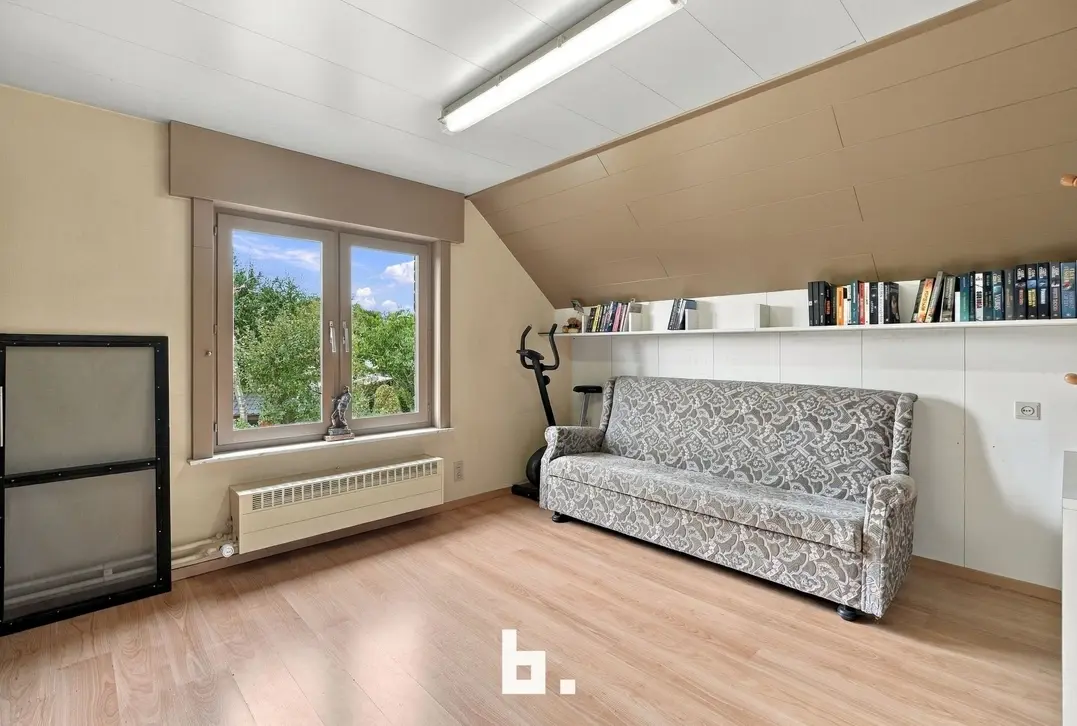Halfopen woning met 4 slaapkamers en zeer ruime tuin te Staden. - Staden