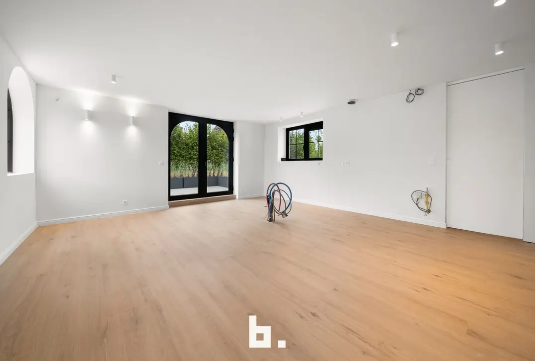Een karaktervolle villa in uitgesproken cottagestijl, waar authentieke architectuur en hedendaags wooncomfort harmonieus samenkomen. De woning wordt omgeven doo - Oostkerke