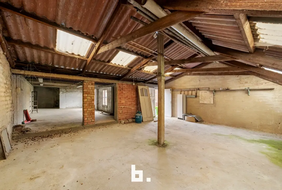 Woning met ruime loods op centrale locatie - Roeselare
