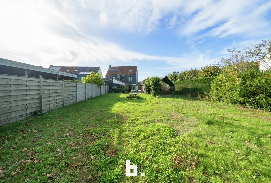 Te renoveren halfopen bebouwing 600m²met ruime tuin en garage op uitstekende ligging. - Sint-Andries