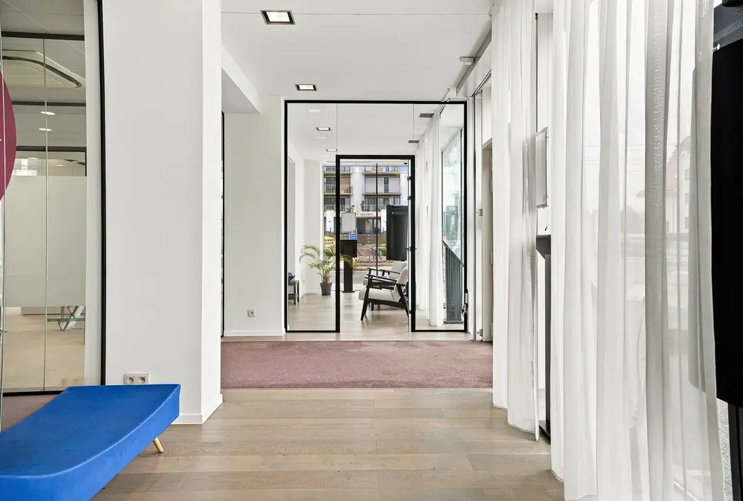 Uniek handelspand op A+++ toplocatie in Nieuwpoort | ruim parkeergelegenheid, garage & appartement - Nieuwpoort