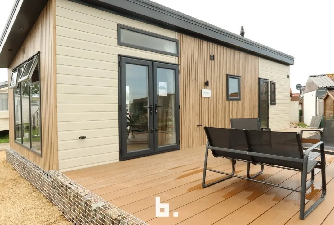 Nieuwe  chalets op topligging vlak tegen de zee te Wenduine  - De Haan