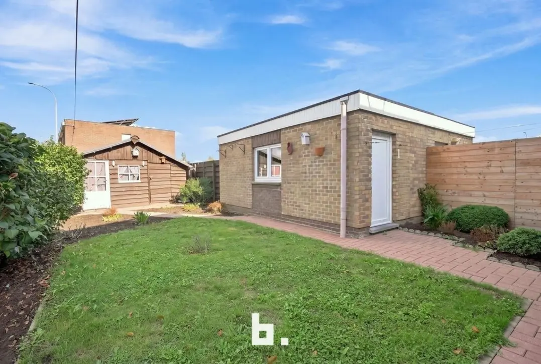 Gezinswoning met zonnige tuin, garage en oprit - Roeselare