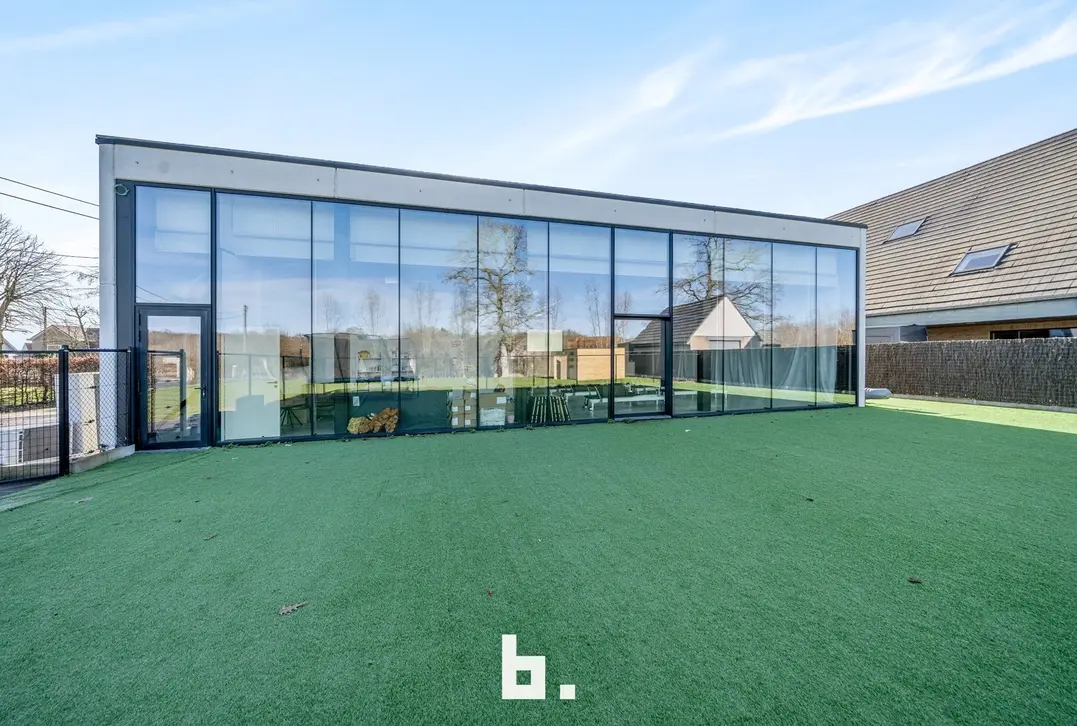 vlot bereikbaar comm gebouw met private tuin  - Zedelgem