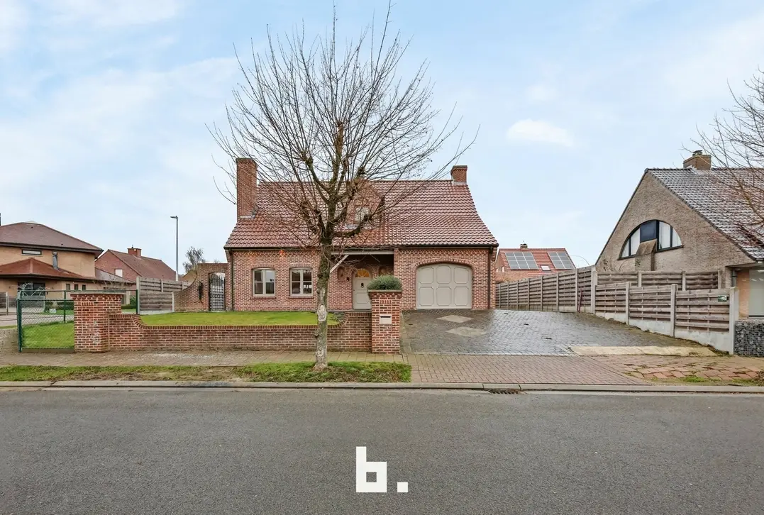 Ruime vrijstaande woning met grote tuin en zwemvijver in Houthulst - Houthulst