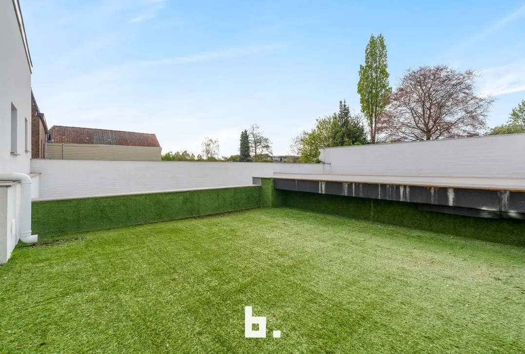 Prachtig gerenoveerd duplexappartement met groot terras en 4 kamers-Wevelgem-€275.000