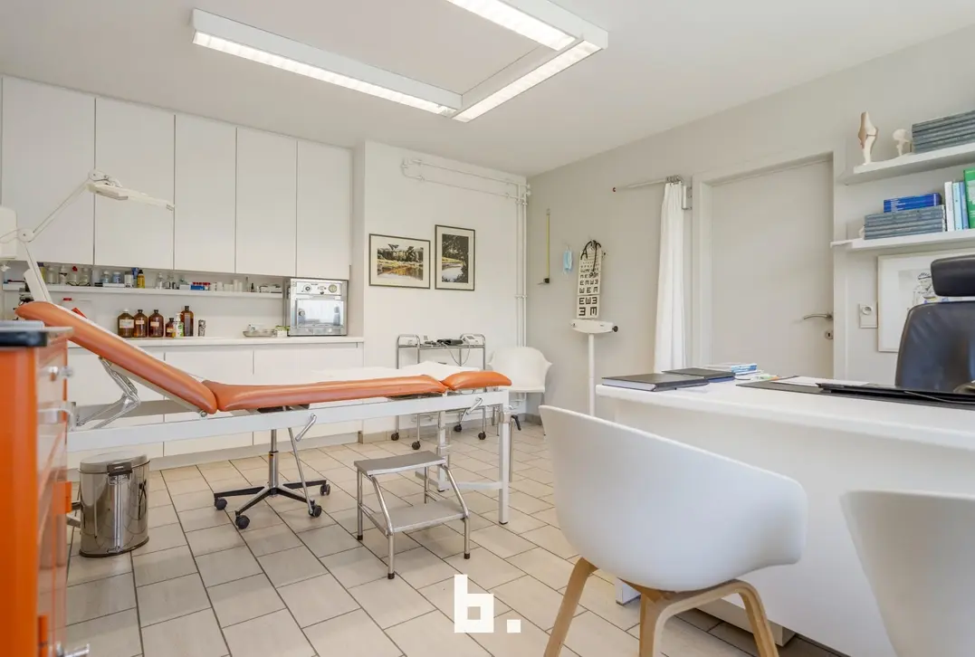 Discrete verkoop van uitzonderlijk grote villa - Varsenare