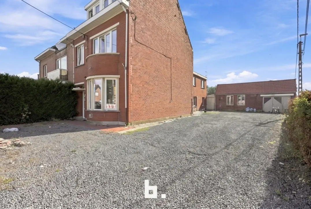 Unieke opportuniteit! Magazijn met mogelijkheid tot aankoop van 2 Appartementen.  - Roeselare