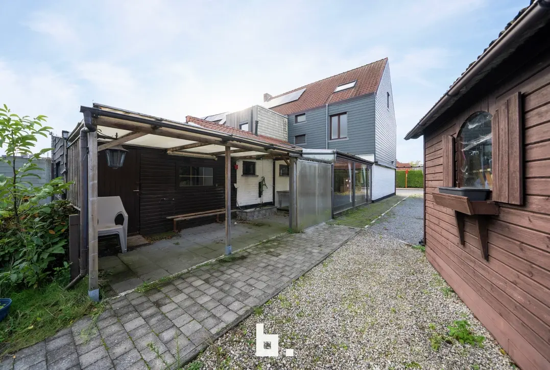 Te renoveren halfopen bebouwing 600m²met ruime tuin en garage op uitstekende ligging. - Sint-Andries