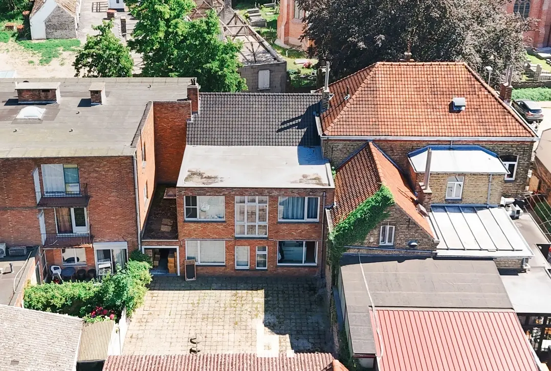 Opbrengsteigendom bestaande uit appartement en handels gelijkvloers. - Jabbeke