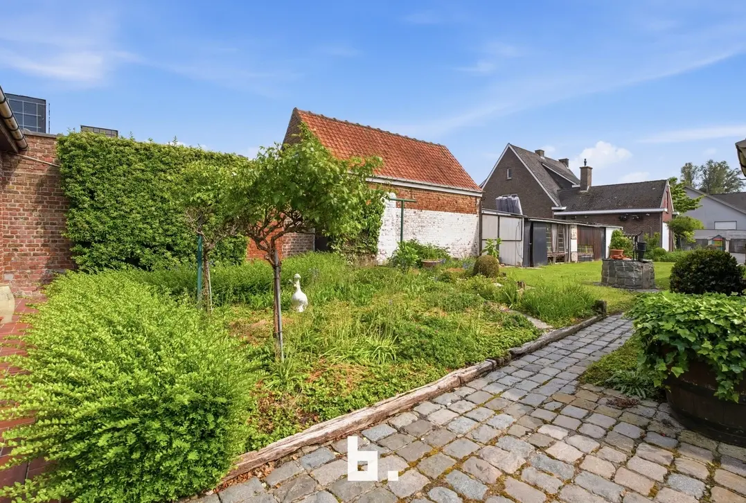 Ruime gezinswoning met veel potentieel en vlotte bereikbaarheid te Roeselare - Roeselare