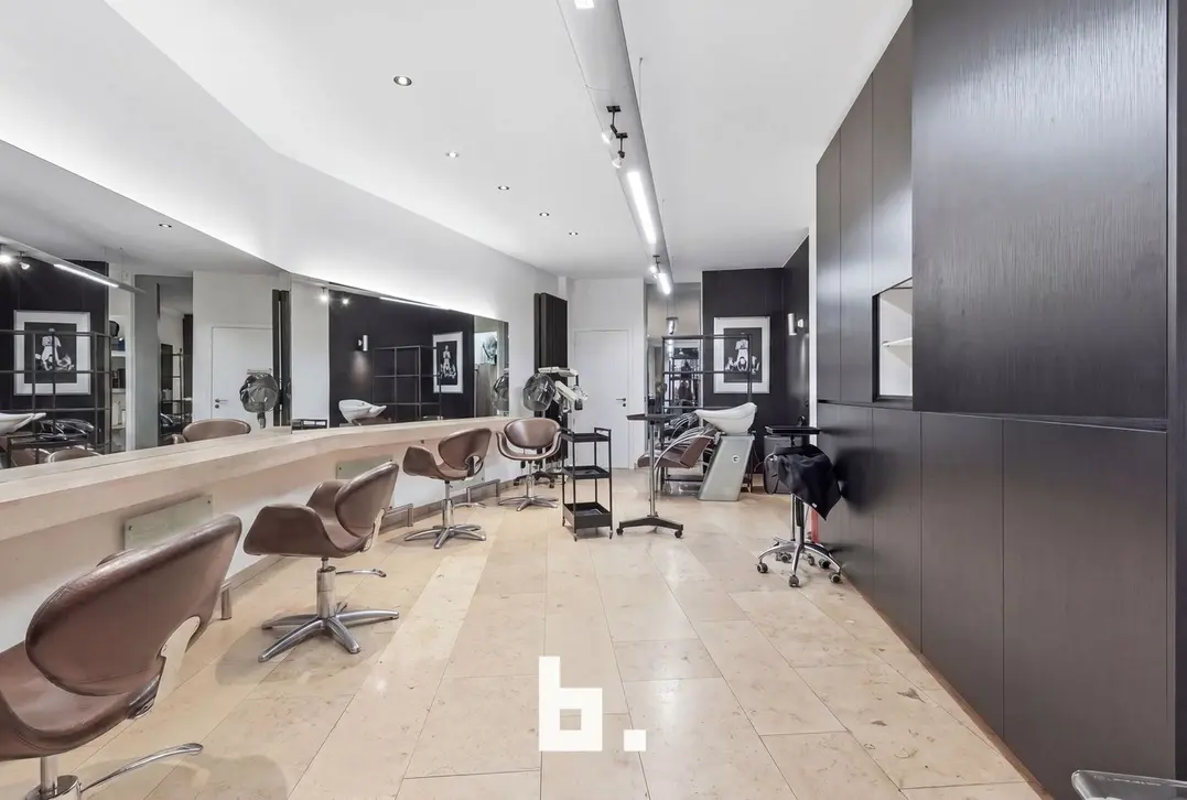 Commercieel handelspand met instapklare woonst op topligging in Roeselare - Roeselare