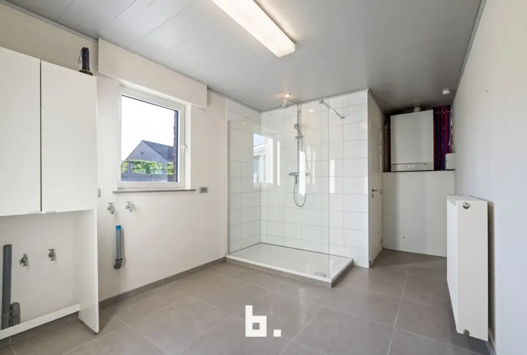 Ruime halfopen bebouwing met loods van 165 m² op 560 m² in Oostrozebeke - Oostrozebeke