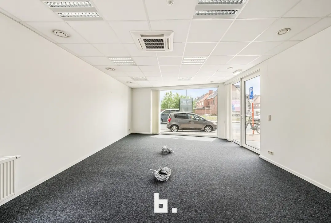 Ruim handelspand/kantoorruimte met 7 parkeerplaatsen op toplocatie in Roeselare - Roeselare