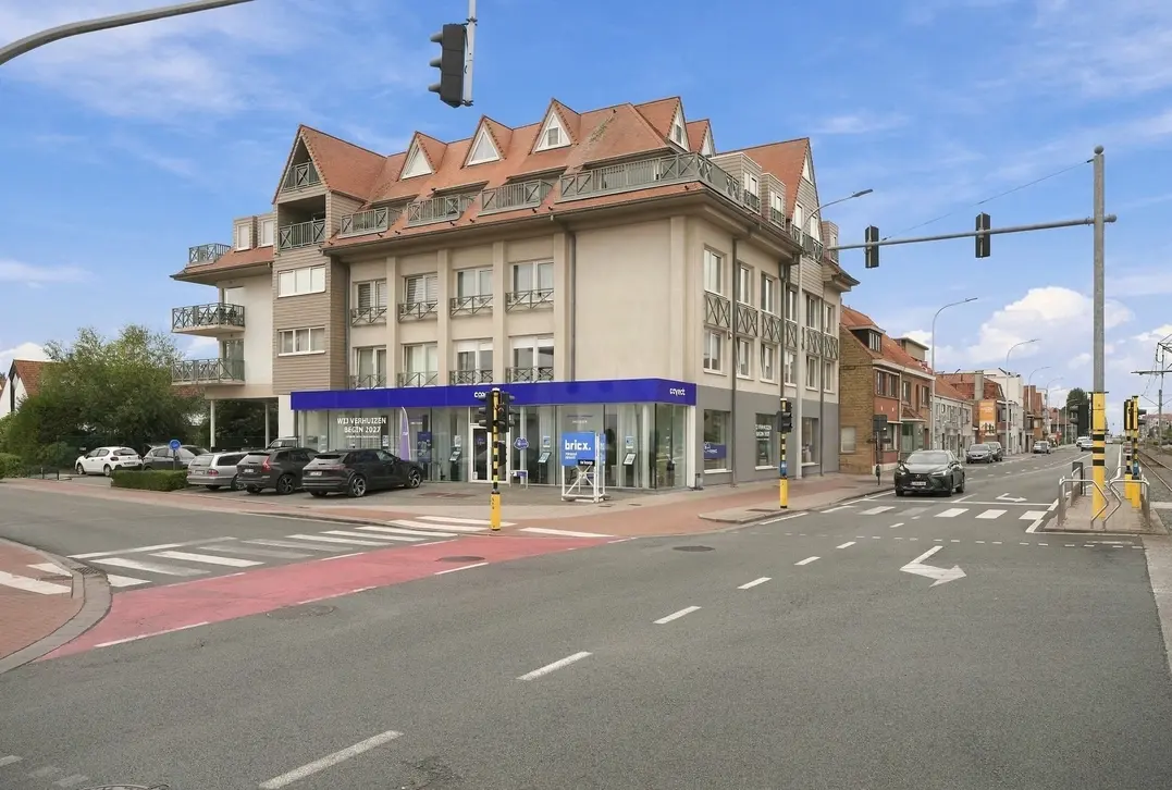 Uniek handelspand op A+++ toplocatie in Nieuwpoort | ruim parkeergelegenheid, garage & appartement - Nieuwpoort