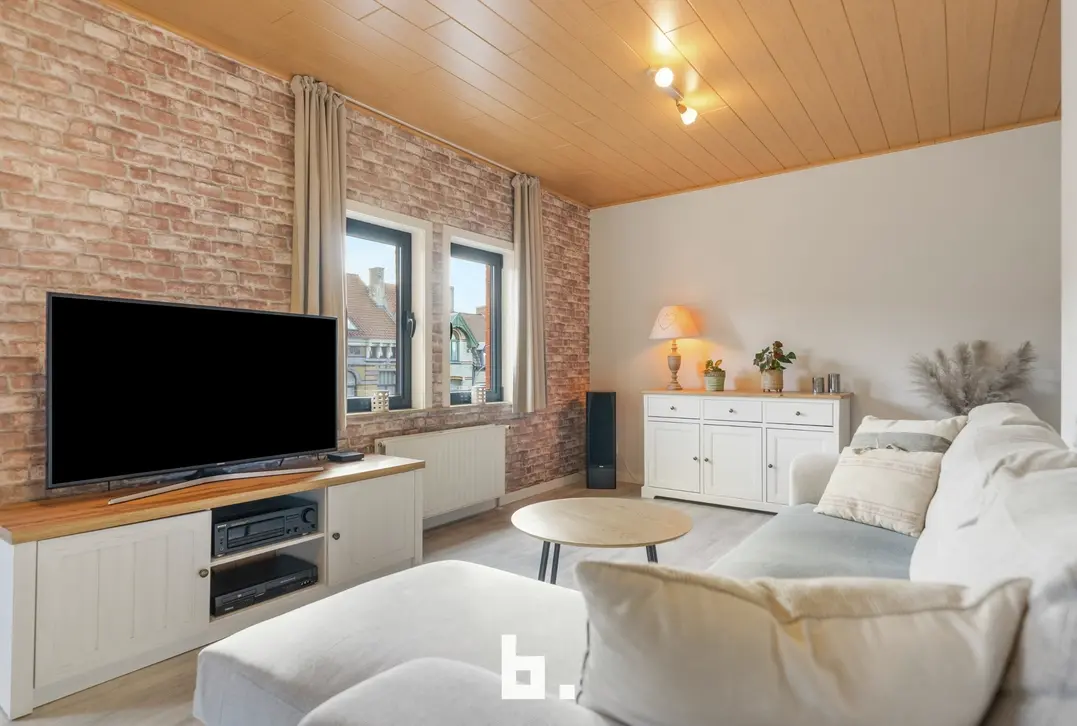 Opbrengsteigendom met 2 appartementen, handelsruimte en 2 garages in Sint-Andries - Sint-Andries