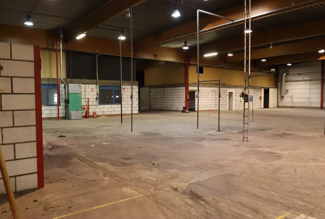 Ruim magazijn met kantoren – Circa 3.021 m² - Marke