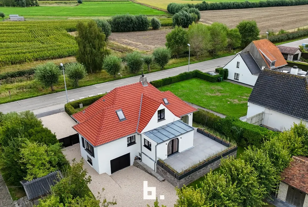 Een karaktervolle villa in uitgesproken cottagestijl, waar authentieke architectuur en hedendaags wooncomfort harmonieus samenkomen. De woning wordt omgeven doo - Oostkerke