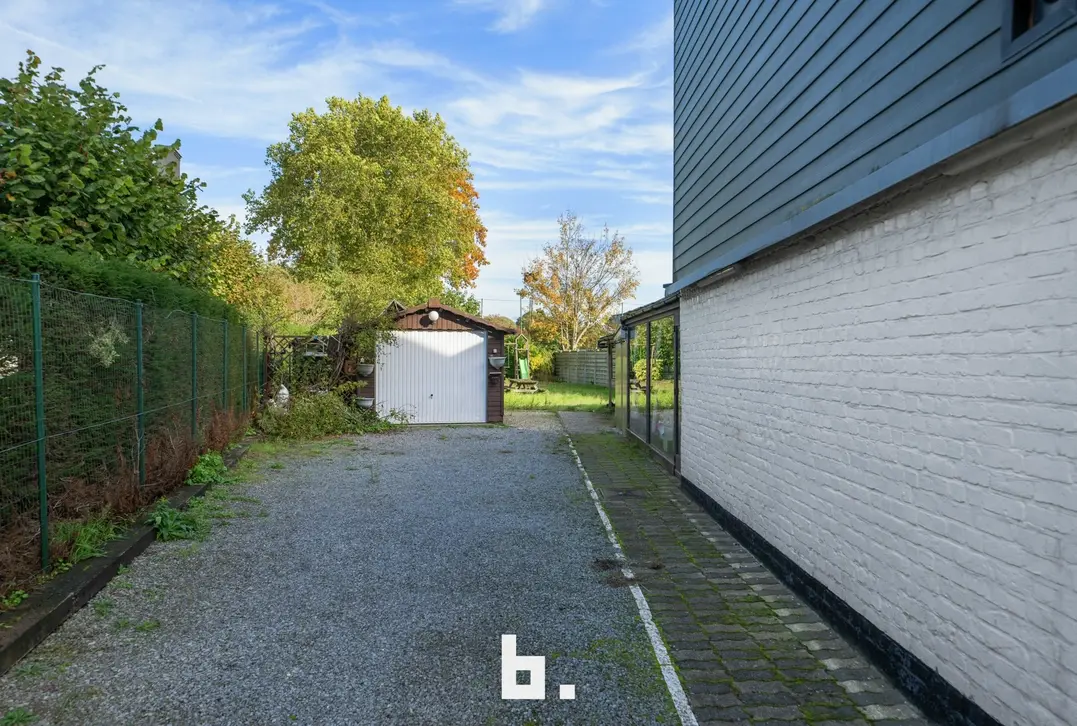 Te renoveren halfopen bebouwing 600m²met ruime tuin en garage op uitstekende ligging. - Sint-Andries