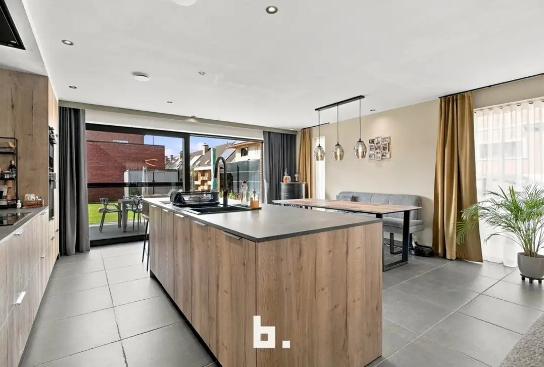 Volledig heropgebouwde energienegatieve woning met 3 slaapkamers, grote garage en carport! - Izegem