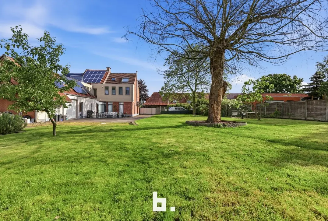 Uitzonderlijk ruime woning met opbrengsteigendom en multifunctionele ruimtes - Kortrijk
